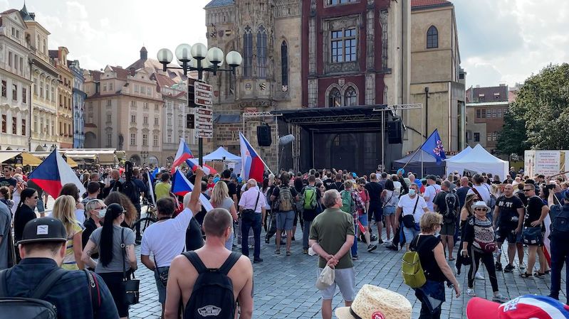 Lidé demonstrovali v centru Prahy za návrat školáků bez omezení